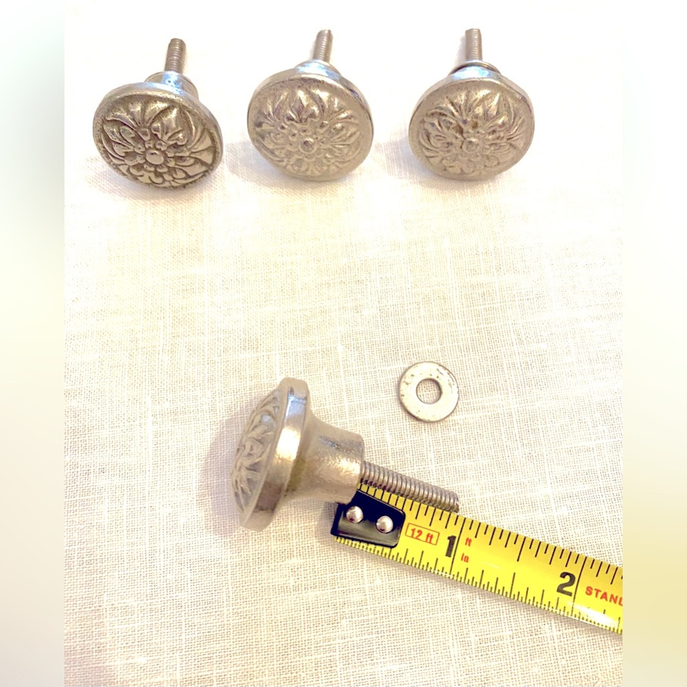 (4) Floral drawer knobs, silver. - Picture 6 of 7